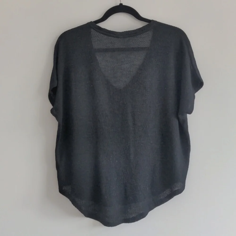 ARITZIA BABATON | T-shirt Oversized Open Knit V-Neck Scoop Hem, Black, Womens XS - Picture 2 of 10
